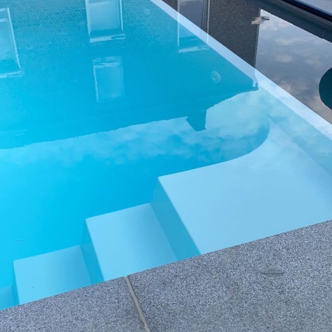 Eau limpide piscine avec escaliers, résultat Azur Piscine