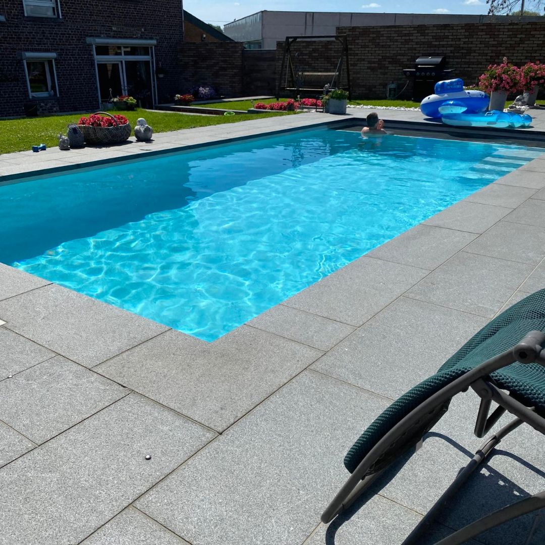 Piscine entretenue par Azur Piscine, eau cristalline, Namur